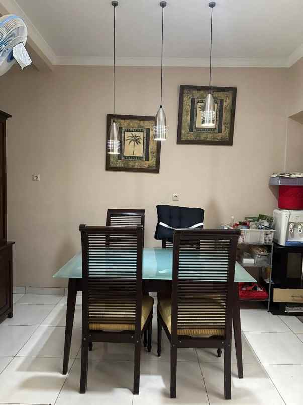 dijual rumah 2 lantai di perumahan kota wisata