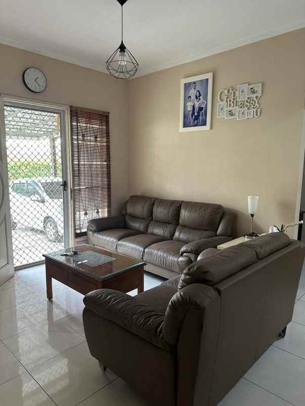 dijual rumah 2 lantai di perumahan kota wisata