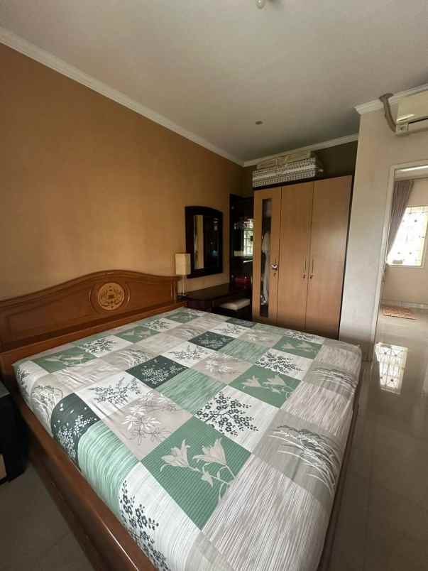 dijual rumah 2 lantai di perumahan kota wisata