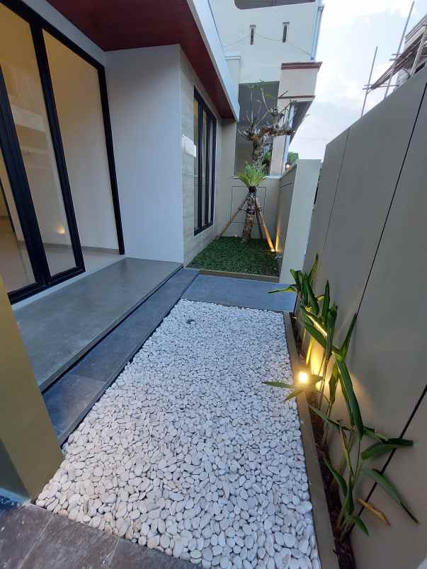 dijual rumah 800 meter pamella 7