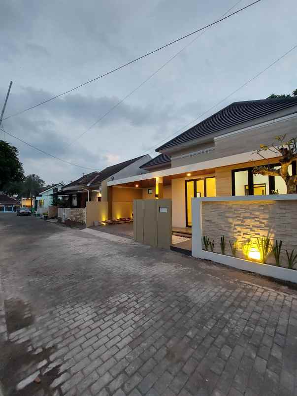 dijual rumah 800 meter pamella 7