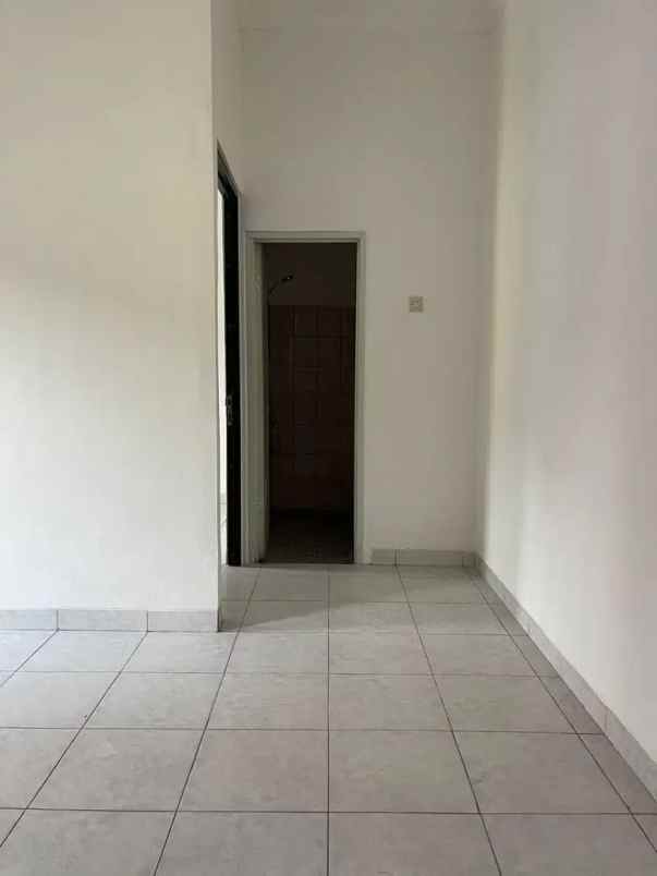 dijual rumah bangunan kokoh di karangtengah dekat tol