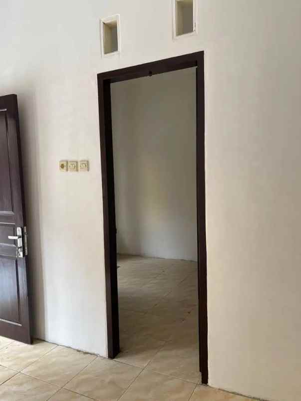 dijual rumah bangunan kokoh di karangtengah dekat tol