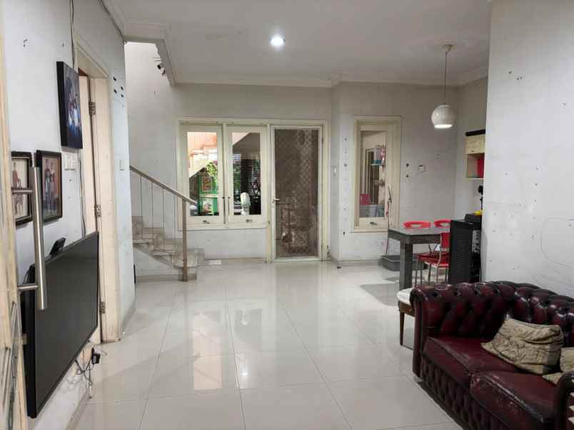 dijual rumah central park a yani regency