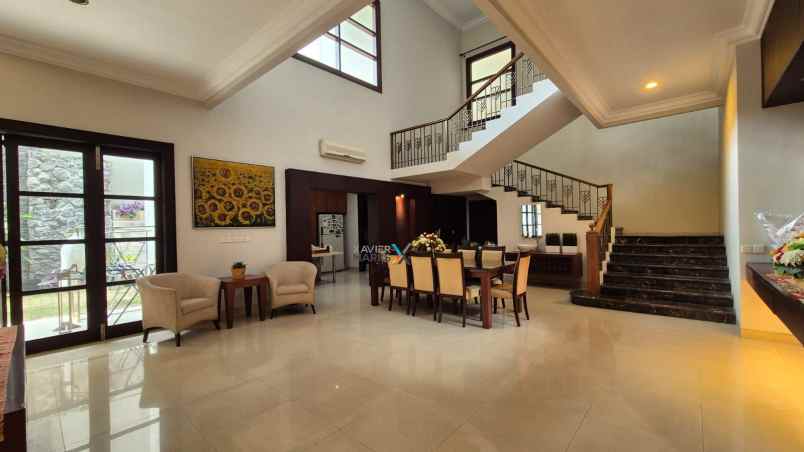 dijual rumah central park klampis regency