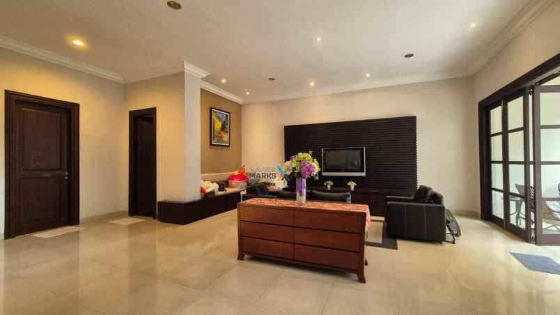 dijual rumah central park klampis regency