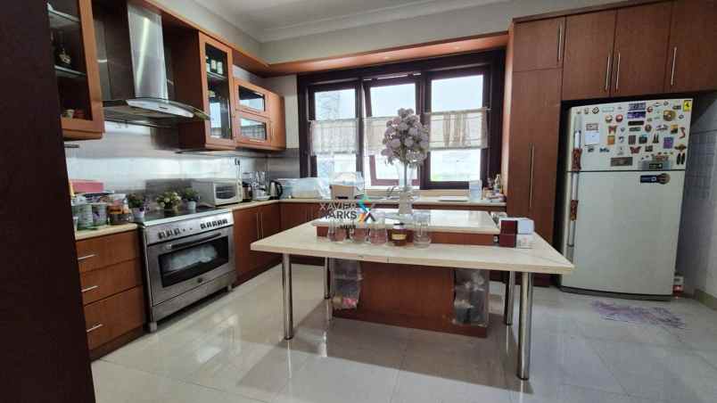 dijual rumah central park klampis regency