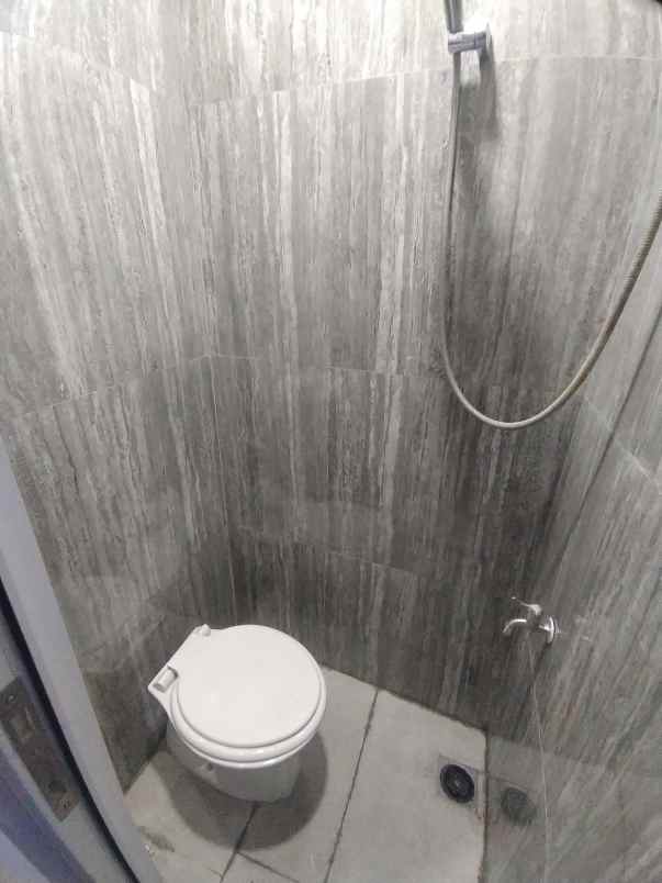 dijual rumah cipondoh makmur