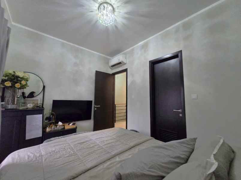 dijual rumah cluster regia summarecon