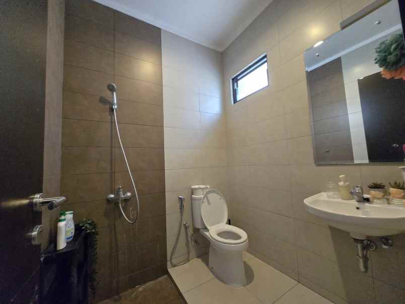 dijual rumah cluster regia summarecon