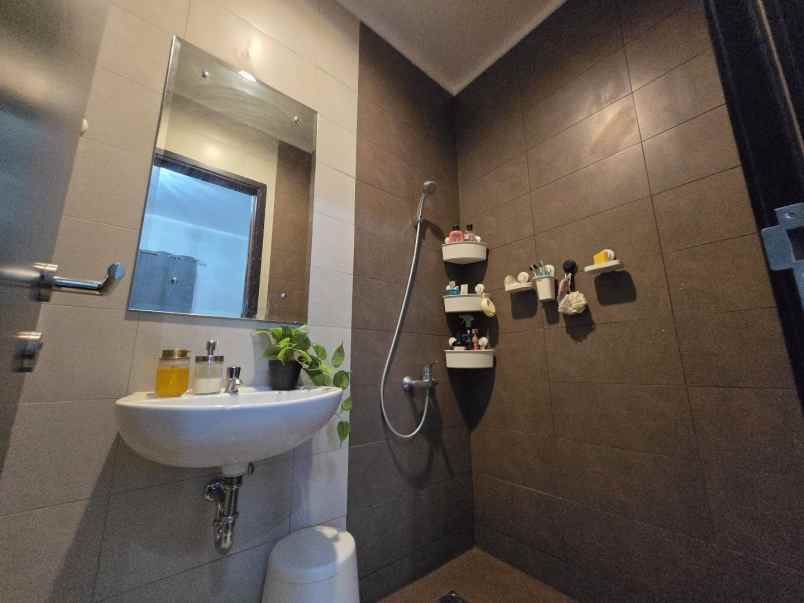 dijual rumah cluster regia summarecon