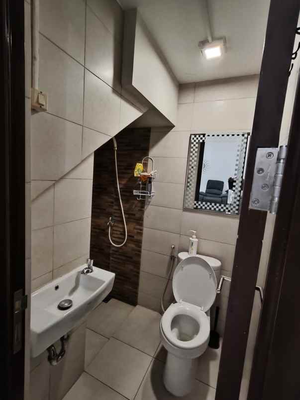 dijual rumah di burgundy summarecon bekasi