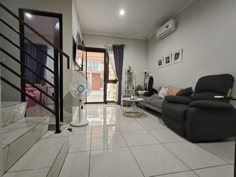 dijual rumah di burgundy summarecon bekasi