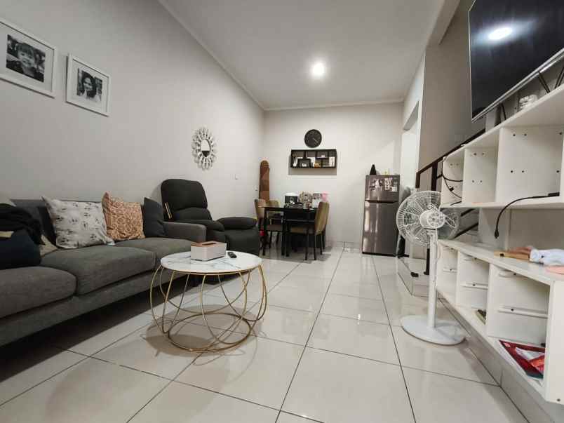 dijual rumah di burgundy summarecon bekasi