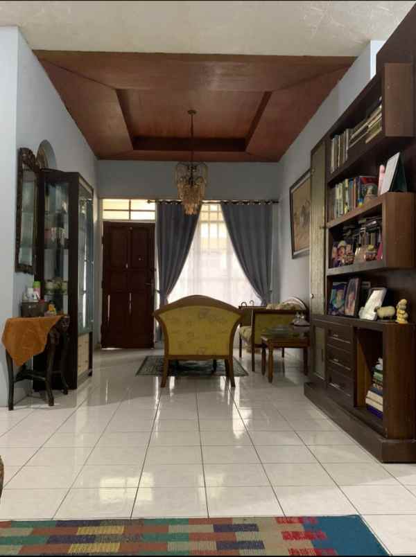 dijual rumah di jl saturnus utara margahayu raya