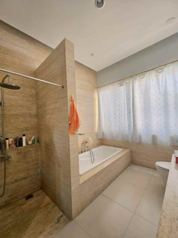 dijual rumah dian istana wiyung