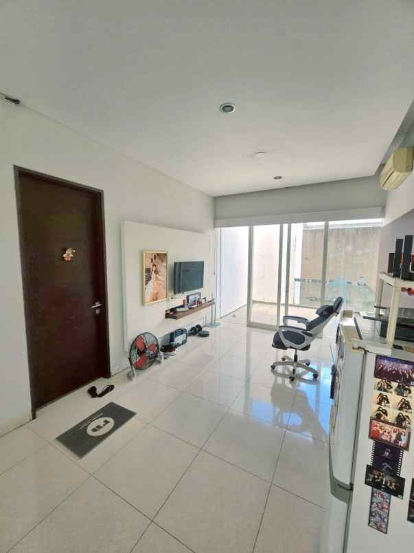 dijual rumah dian istana wiyung