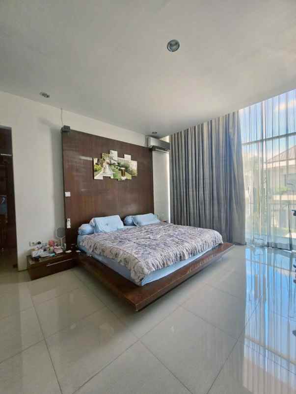 dijual rumah dian istana wiyung