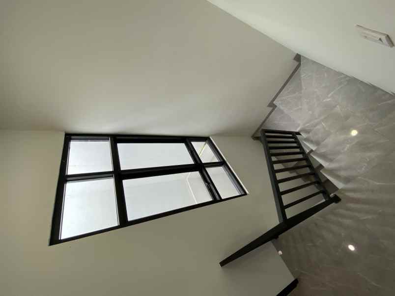 dijual rumah eleganza town house