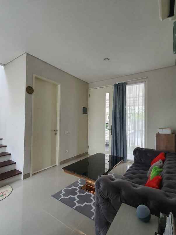 dijual rumah greenlake citraland