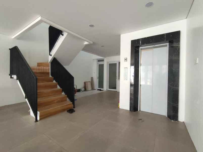 dijual rumah jalan danau maninjau no 38