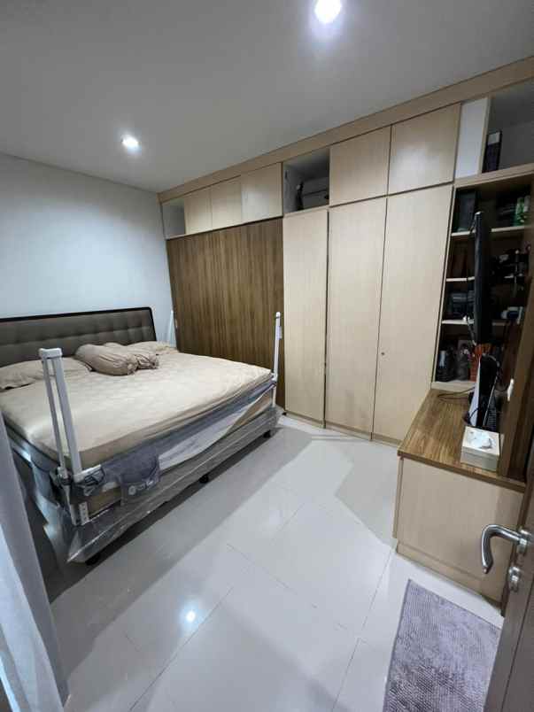 dijual rumah jalan graha natura