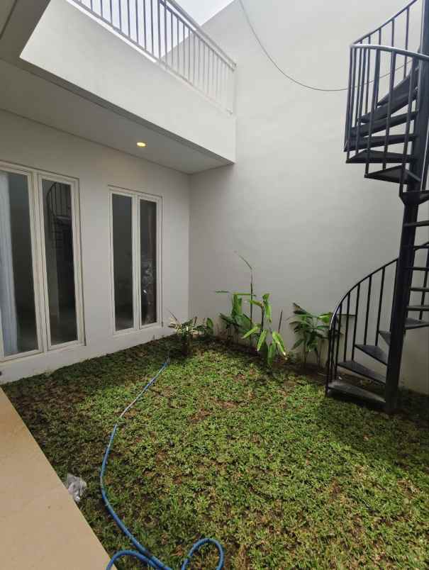 dijual rumah jalan manyar jaya