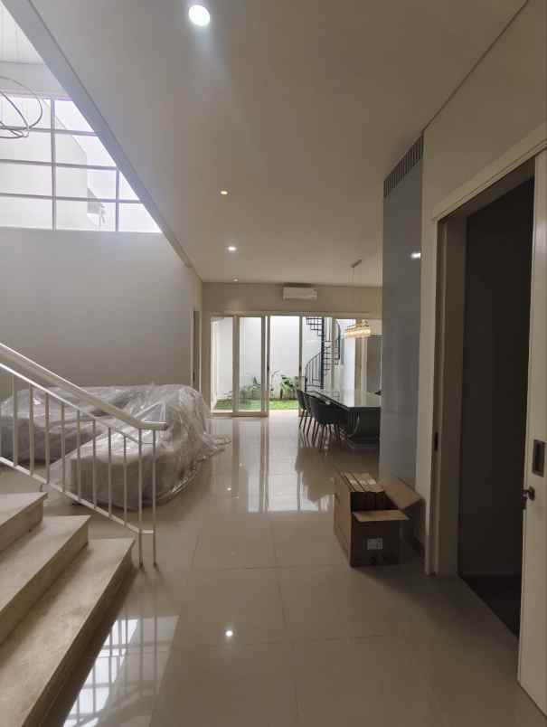 dijual rumah jalan manyar jaya