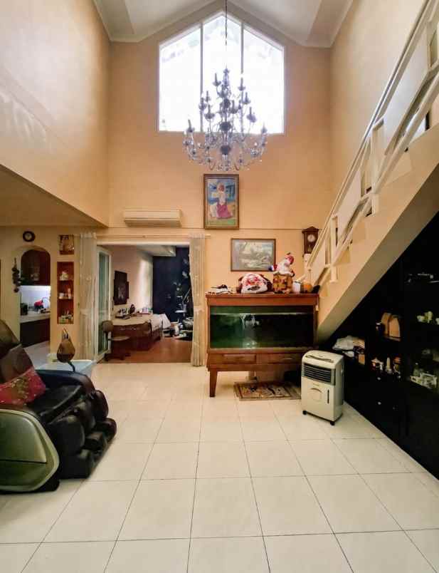 dijual rumah jalan raya bintaro
