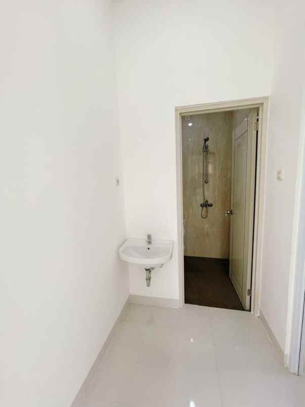 dijual rumah jalan raya komplek dki