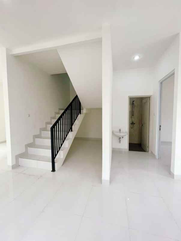 dijual rumah jalan raya komplek dki