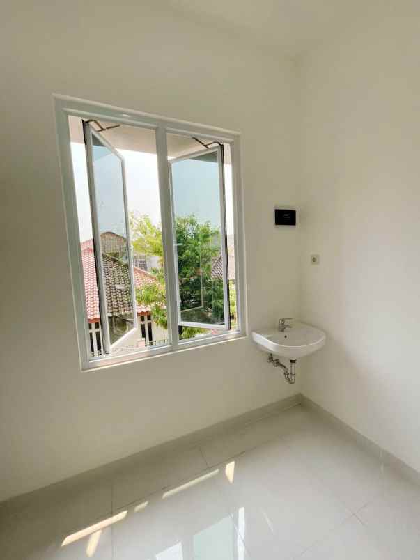 dijual rumah jalan raya komplek dki