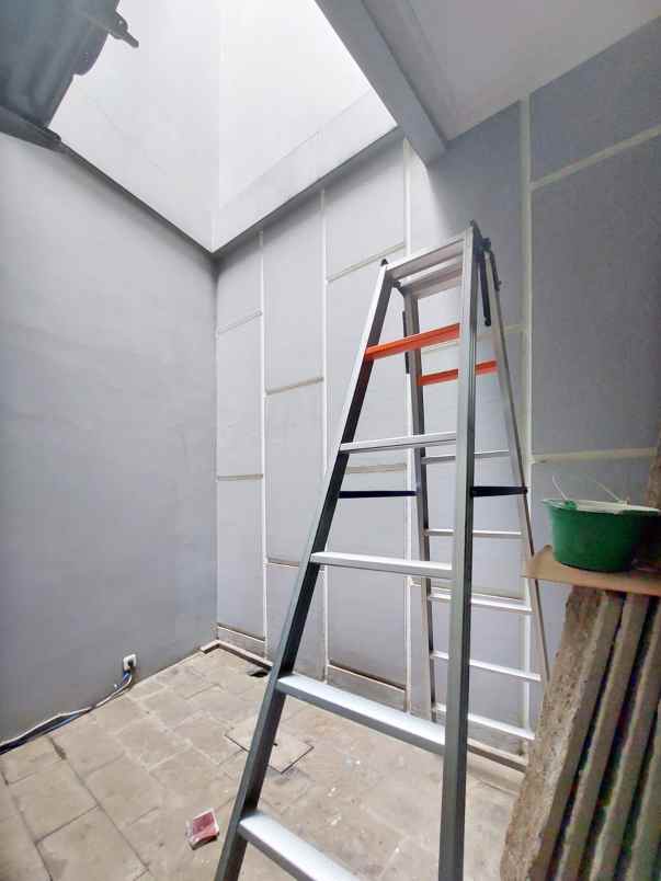 dijual rumah jalan raya lebak bulus