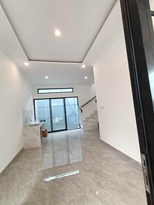 dijual rumah jalan raya mabes tni