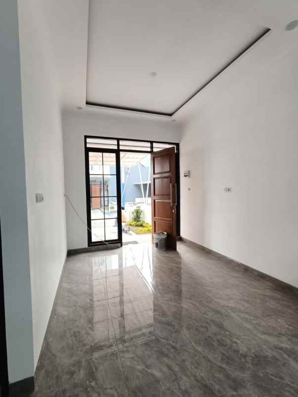 dijual rumah jalan raya mabes tni