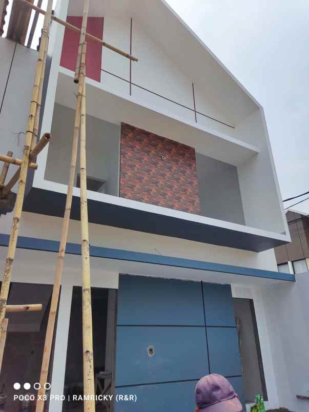 dijual rumah jalan raya mabes tni