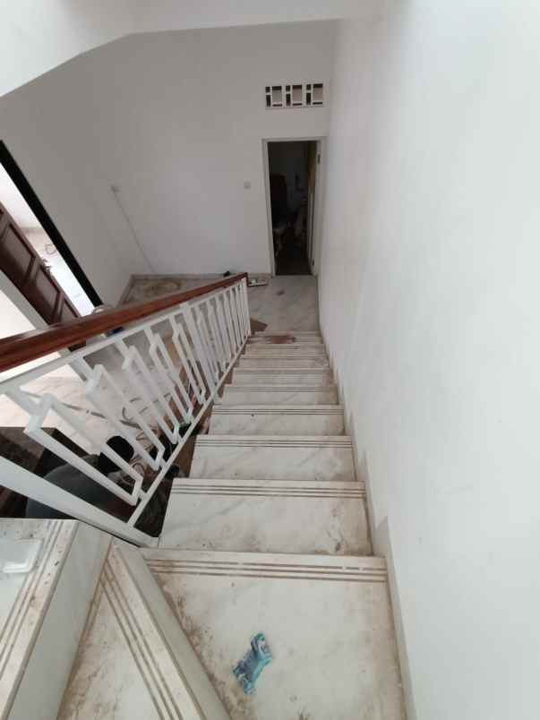 dijual rumah jalan raya mabes tni