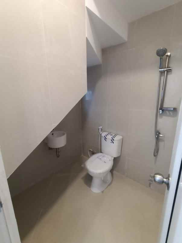 dijual rumah jalan raya mabes tni