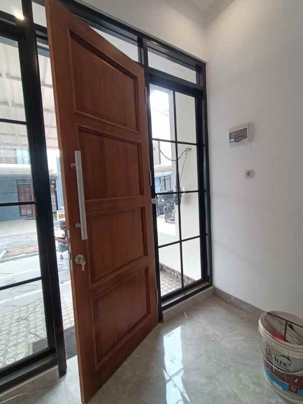 dijual rumah jalan raya mabes tni