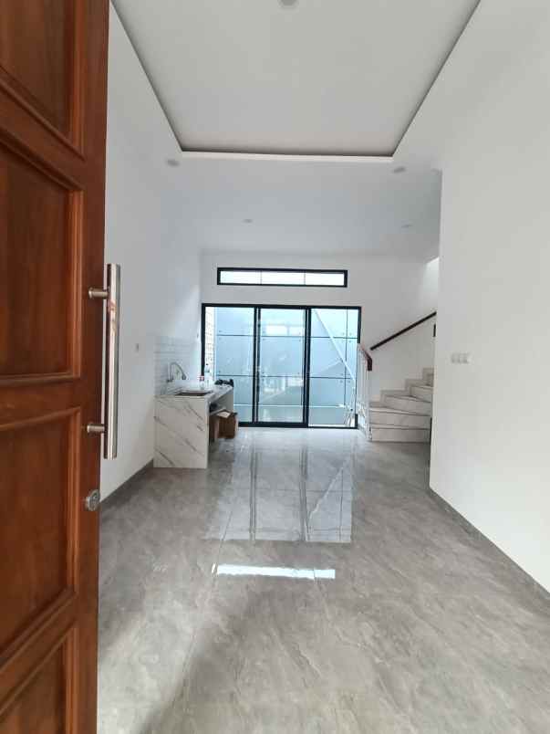 dijual rumah jalan raya mabes tni