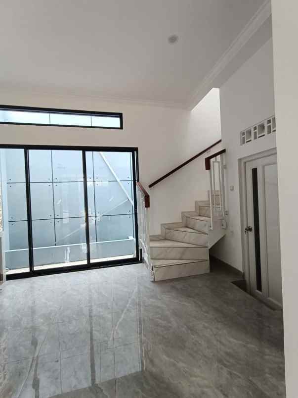 dijual rumah jalan raya mabes tni