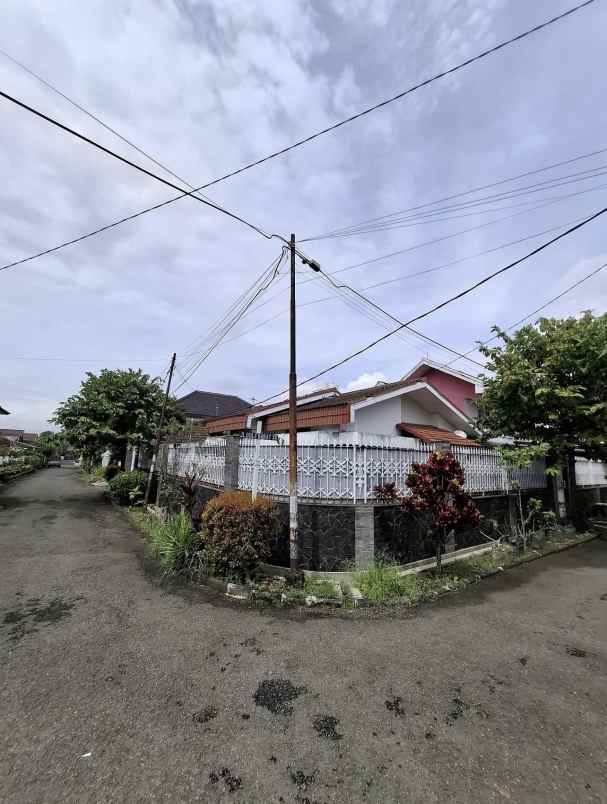 dijual rumah jl golf barat sukamiskin