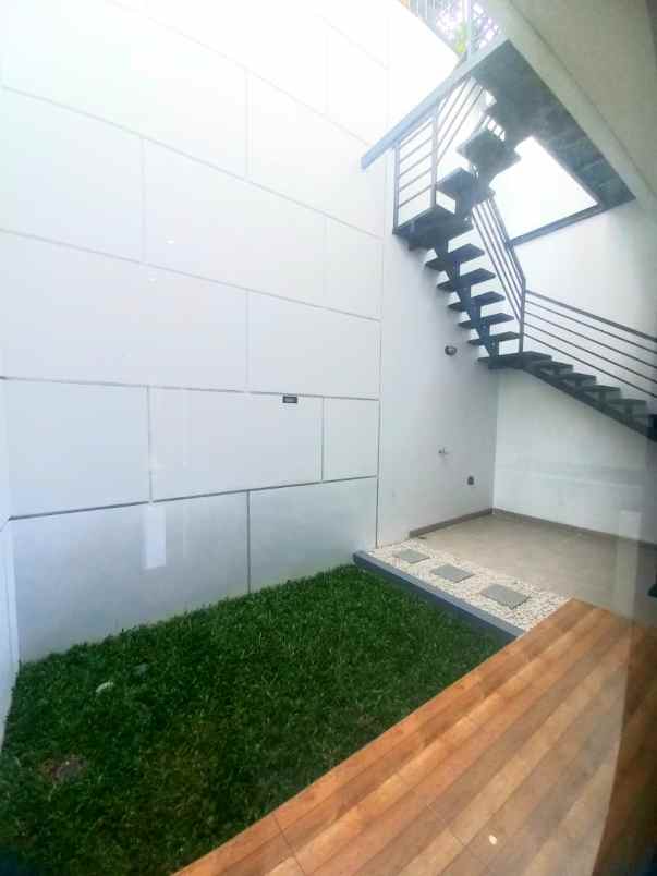 dijual rumah jl kelapa hijau pondok