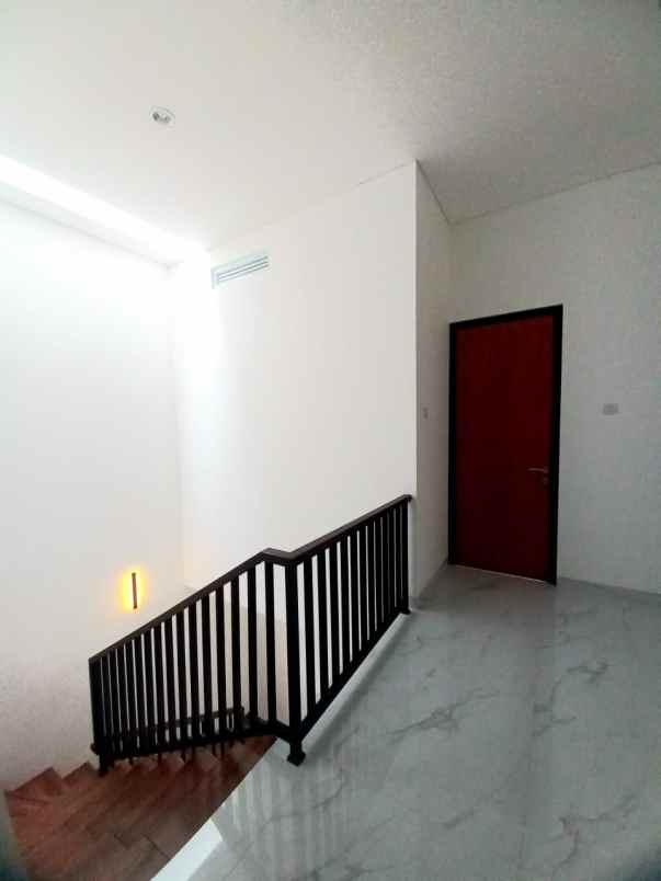 dijual rumah jl kelapa hijau pondok