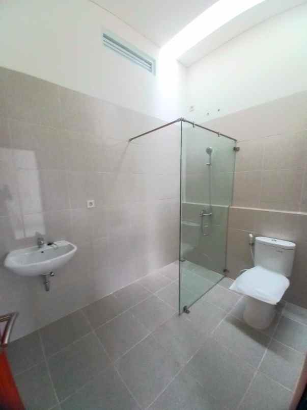 dijual rumah jl kelapa hijau pondok