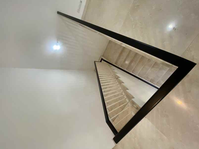 dijual rumah jl kh ahmad dahlan metland