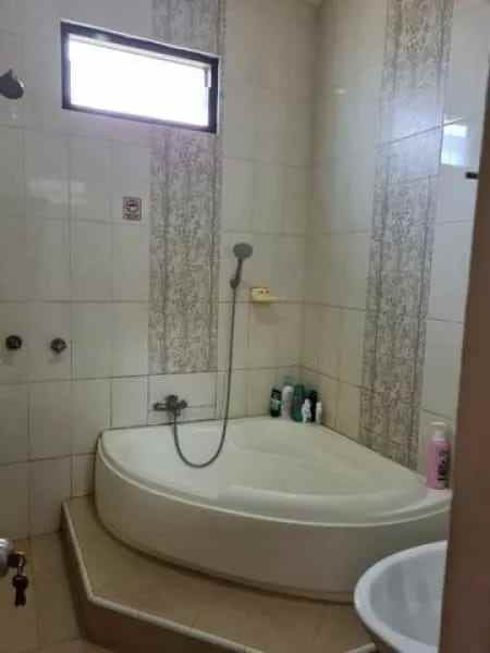 dijual rumah jl lembah pinus puri