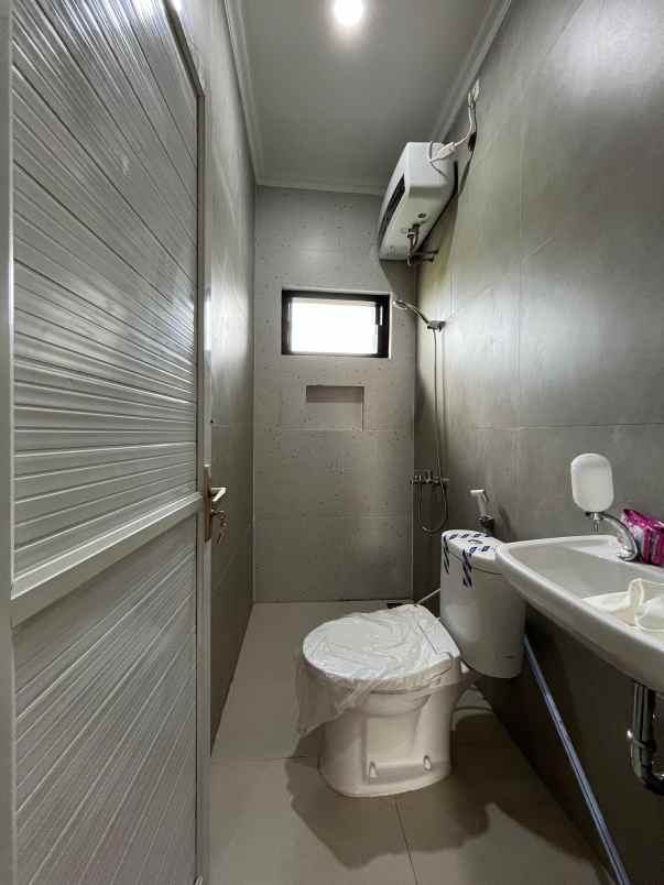 dijual rumah jl raya kemiri