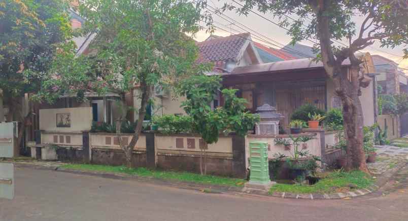 dijual rumah jl raya vila dago