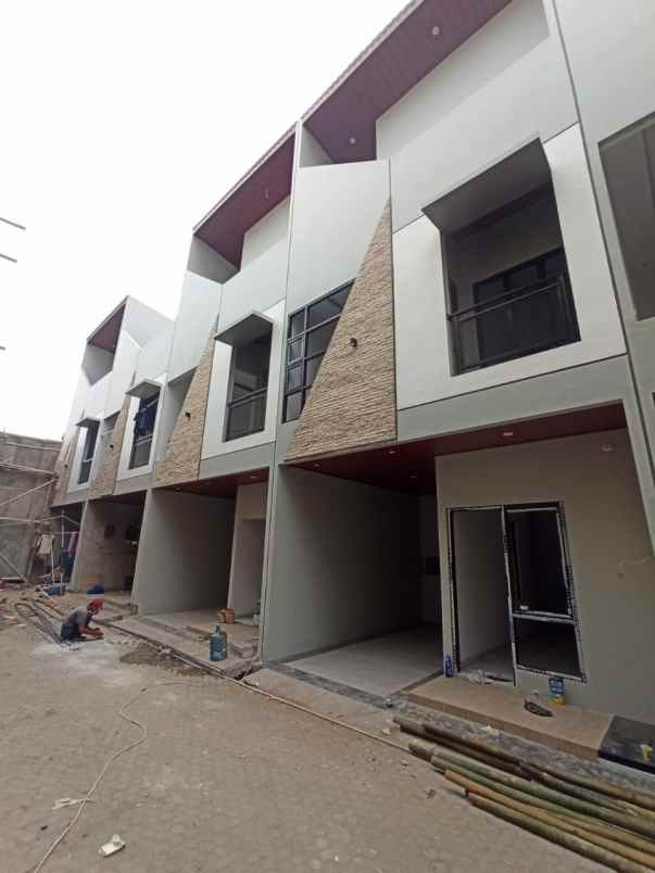 dijual rumah jln layur jatinegara kaum